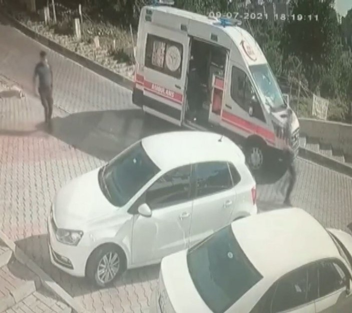 Kağıthane’de, yokuşta kayan kamyonet devrildi