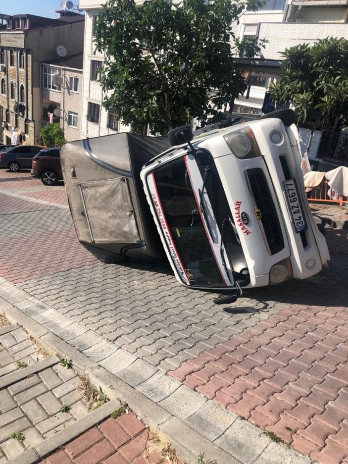 Kağıthane’de, yokuşta kayan kamyonet devrildi