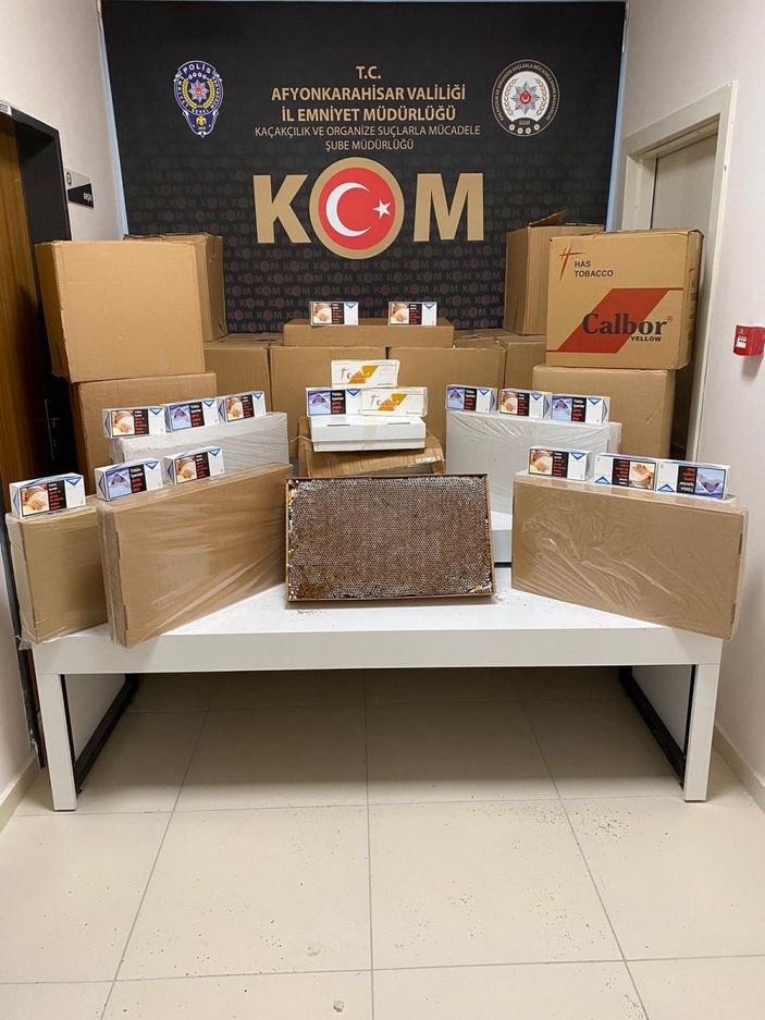 i Afyonkarahisar’da masanın gizli bölmesinden binlerce makaron çıktı