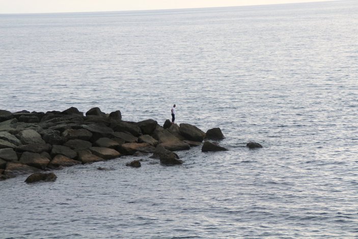 Rize'de babası kaybolan genç, 6 gündür kıyıdan ayrılmıyor