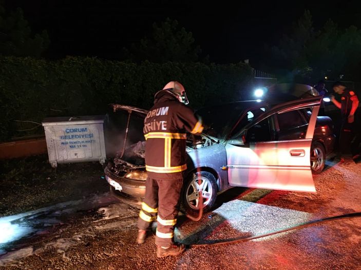 İ Çorum’da park halindeki otomobil alev alev yandı