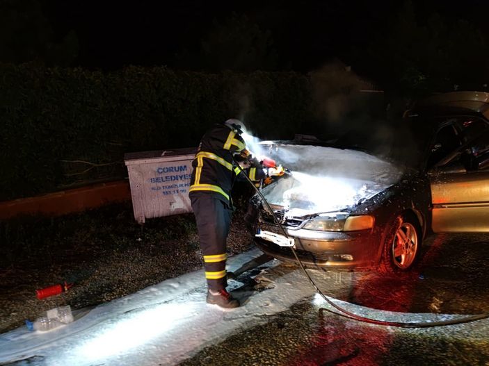 i Çorum’da park halindeki otomobil alev alev yandı