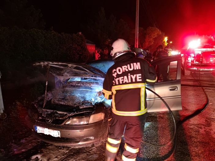 i Çorum’da park halindeki otomobil alev alev yandı