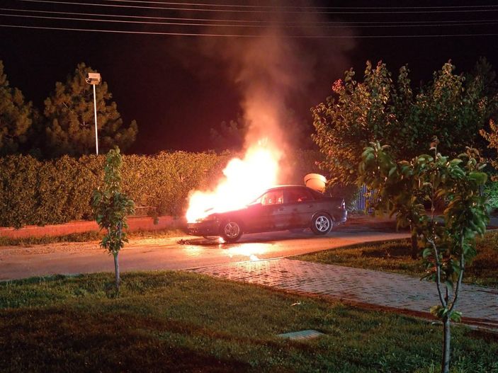 i Çorum’da park halindeki otomobil alev alev yandı