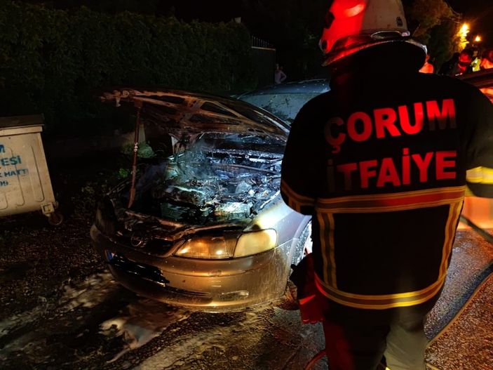i Çorum’da park halindeki otomobil alev alev yandı