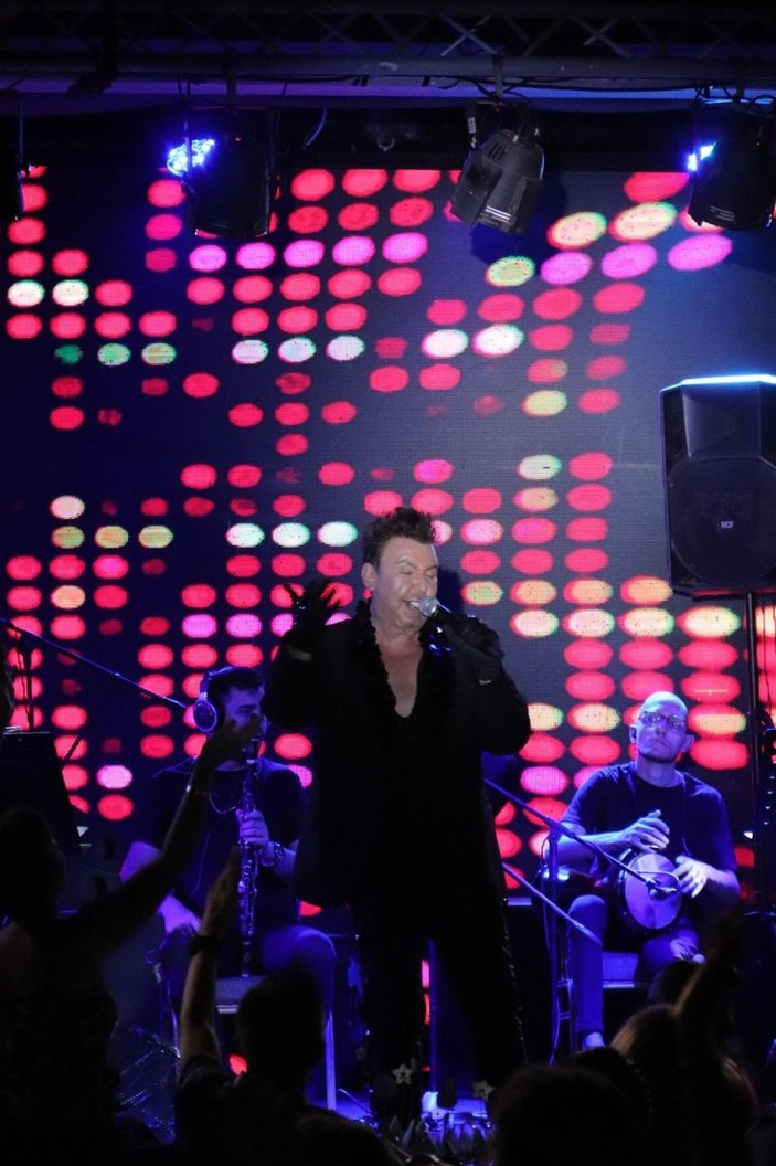 Bodrum'da konser veren Kuşum Aydın, alkışı az bulunca sahneden indi