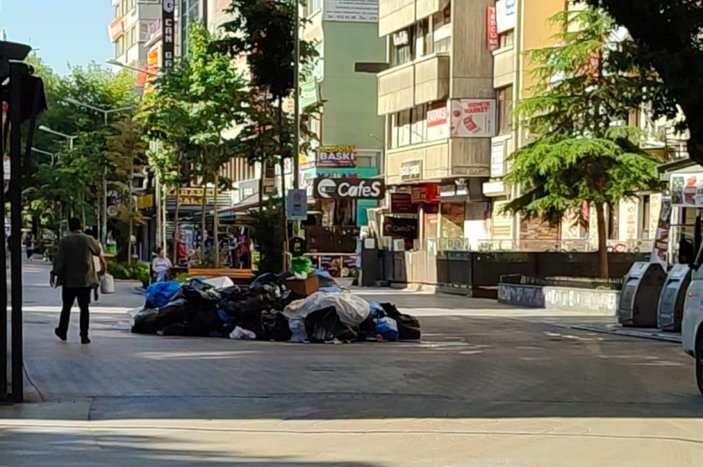 Çankaya'da sokaklar çöp yığınlarıyla doldu