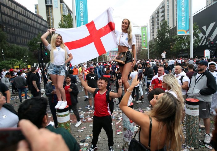 EURO 2020 finali öncesi İngiliz taraftarlar taşkınlık yaptı