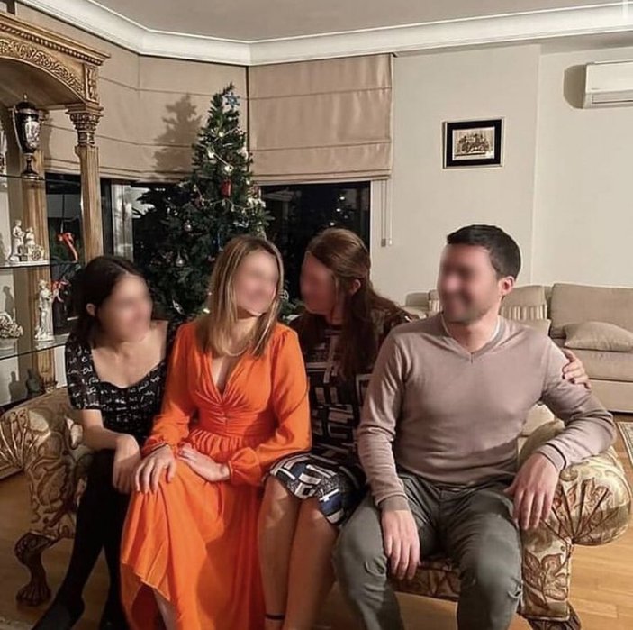 Cem Garipoğlu'nun ailesi, Münevver Karabulut'un kanının olduğu koltukta poz verdi