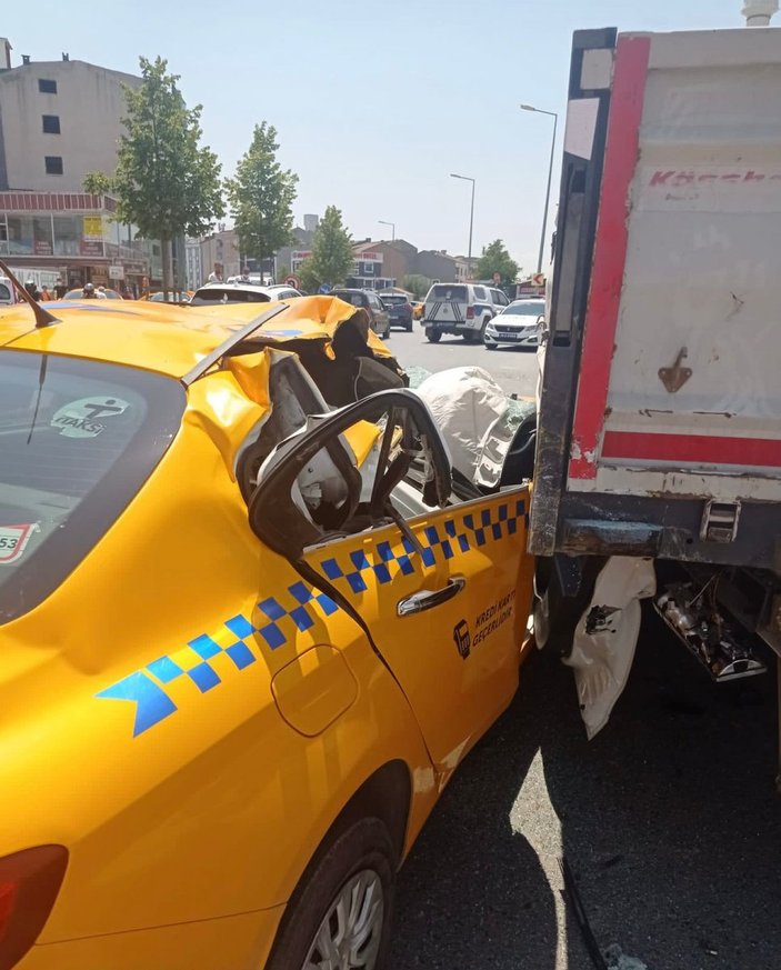 Arnavutköy'de taksi tırın altına girdi