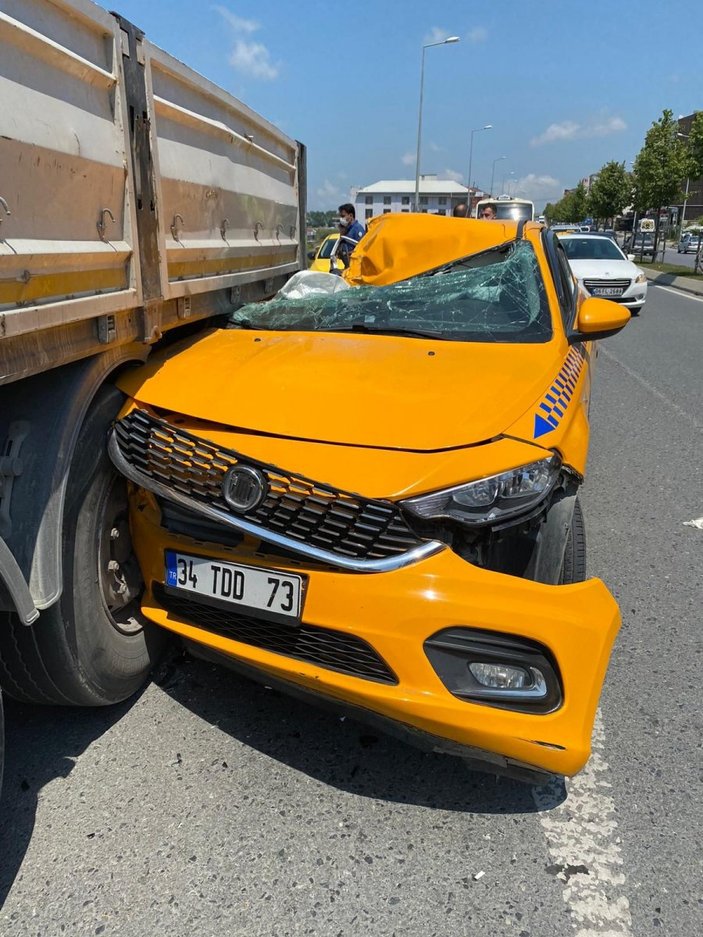 Arnavutköy'de taksi tırın altına girdi