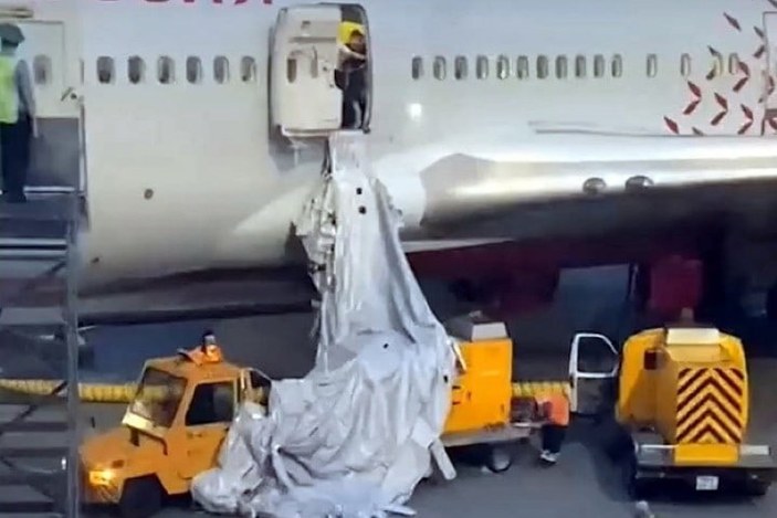Rusya'da, uçakta nefessiz kalan yolcular acil çıkış kapısını açtı