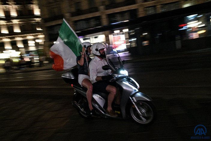 İtalyanlar, şampiyonluk coşkusunu sokaklarda yaşadı