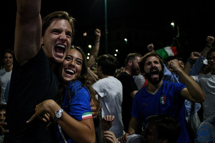 İtalyanlar, şampiyonluk coşkusunu sokaklarda yaşadı
