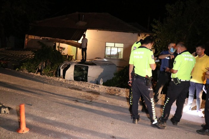 Aksaray'da otomobil müstakil evin bahçesine düştü