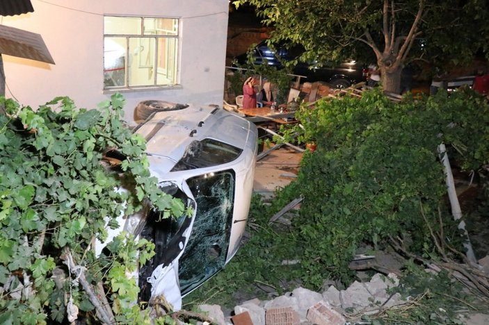 Aksaray'da otomobil müstakil evin bahçesine düştü