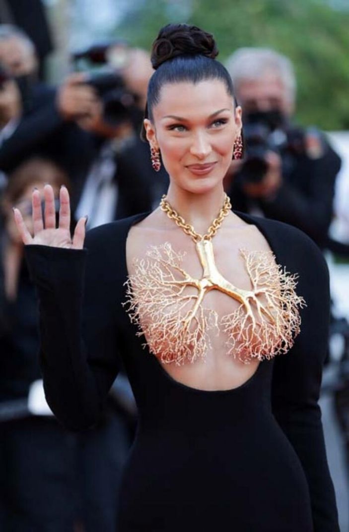 Kırmızı halıda Bella Hadid rüzgarı!  Akciğer kolyesiyle gündemde...