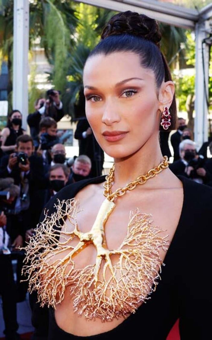 Kırmızı halıda Bella Hadid rüzgarı!  Akciğer kolyesiyle gündemde...
