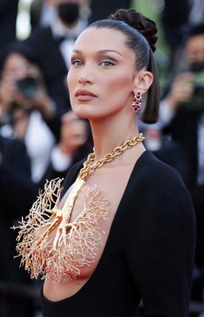Kırmızı halıda Bella Hadid rüzgarı!  Akciğer kolyesiyle gündemde...