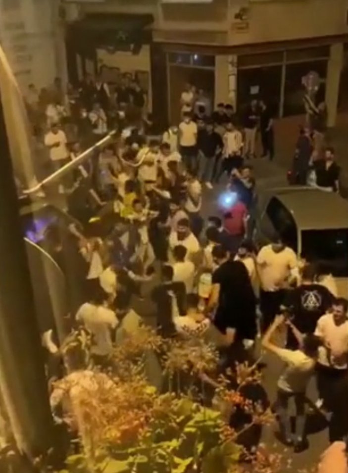 Kadıköy'den sonra Cihangir'de de toplanan kalabalık taşkınlık çıkardı