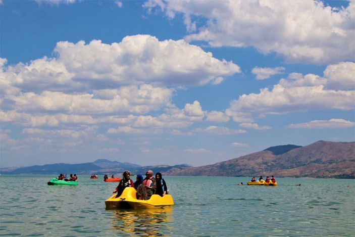Hazar Gölü, tatilcilerin akınına uğradı