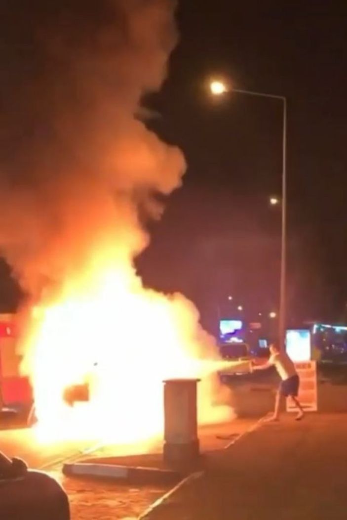 i Antalya’da otomobil alev aldı, sürücüyü vatandaşlar kurtardı