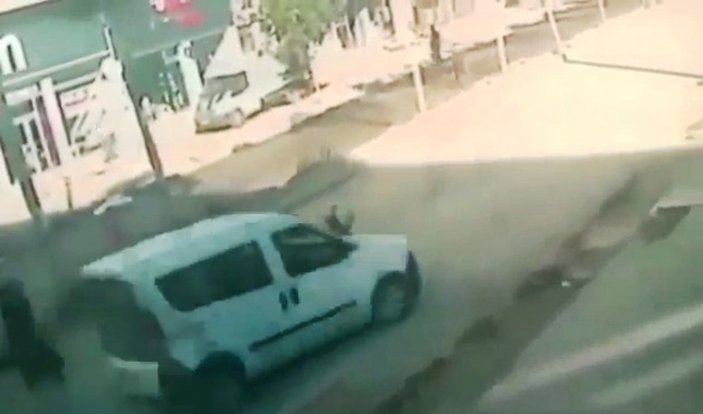 Bitlis’te yola atlayan çocuğu araba çarptı