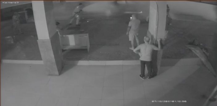 i Antalya’da otomobil alev aldı, sürücüyü vatandaşlar kurtardı