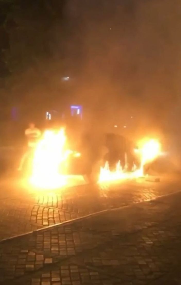 i Antalya’da otomobil alev aldı, sürücüyü vatandaşlar kurtardı