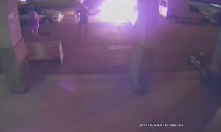 i Antalya’da otomobil alev aldı, sürücüyü vatandaşlar kurtardı