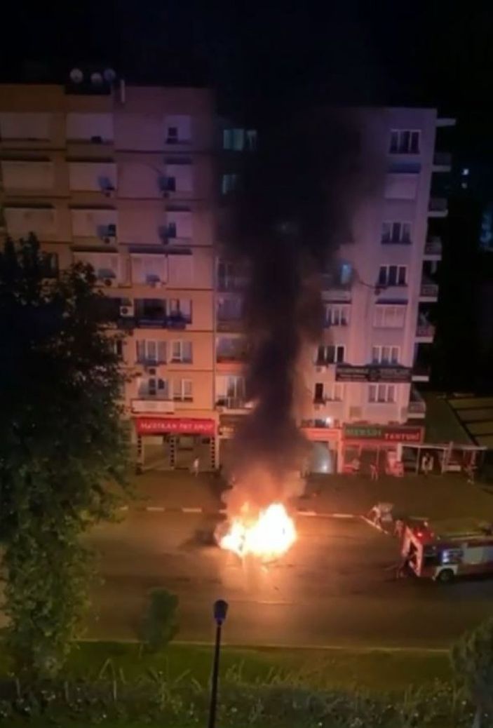 i Antalya’da otomobil alev aldı, sürücüyü vatandaşlar kurtardı