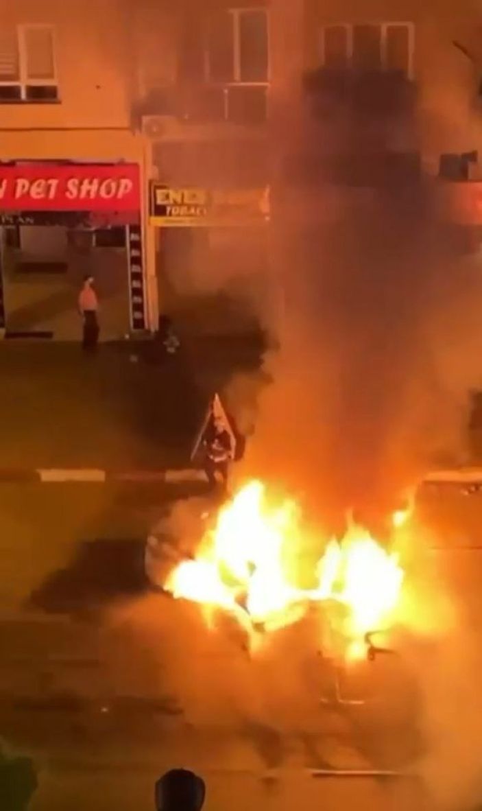 i Antalya’da otomobil alev aldı, sürücüyü vatandaşlar kurtardı