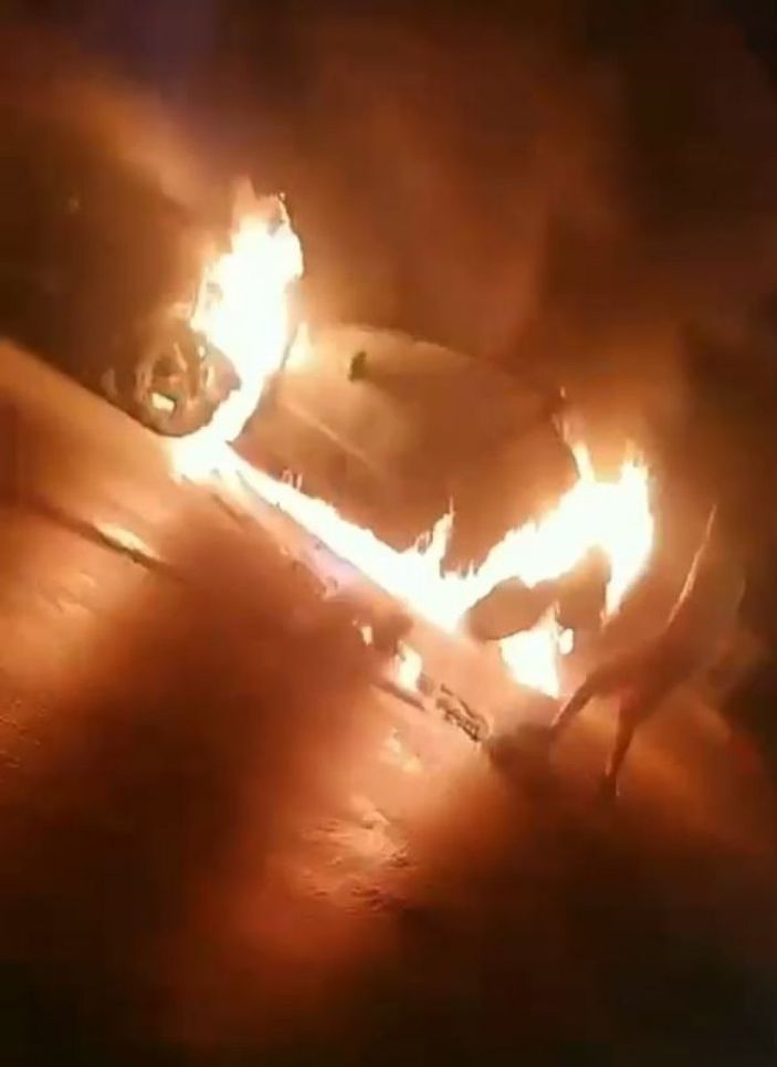 i Antalya’da otomobil alev aldı, sürücüyü vatandaşlar kurtardı