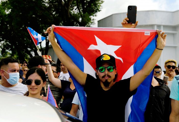 Küba yönetimi: Devrimi teslim etmeyeceğiz