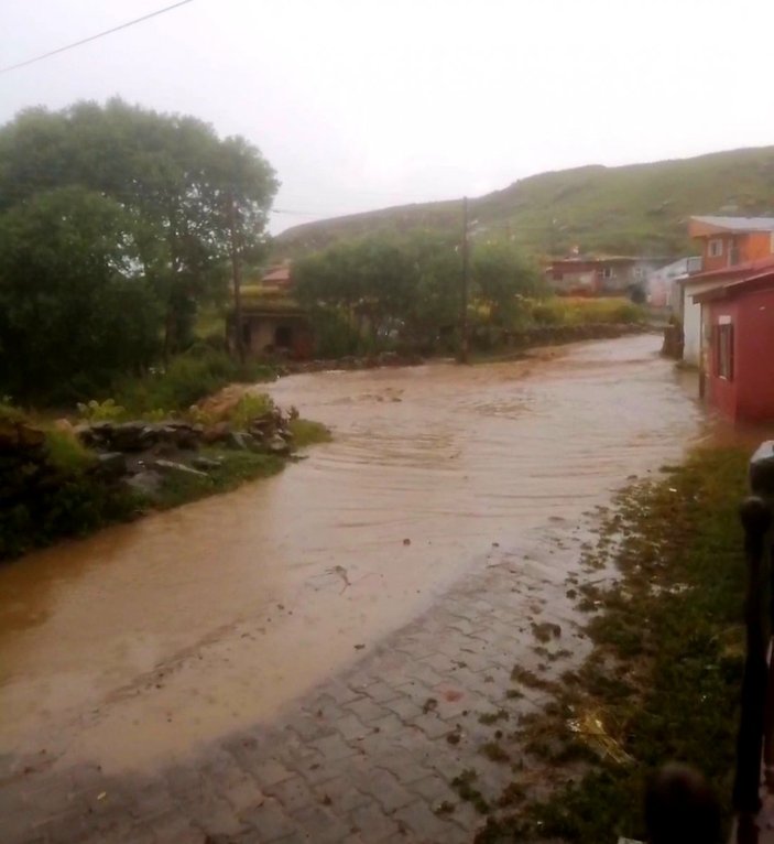 Ardahan’da şiddetli yağışlar sele neden oldu