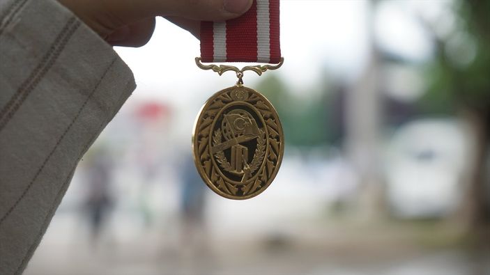 a, 15 Temmuz'da 14 yaşındaki kız, kolundan aldığı kurşunla gazi oldu