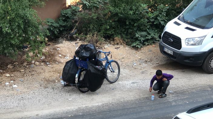 Adana'da kağıt toplayan çocuğun pet şişe ile oyunu
