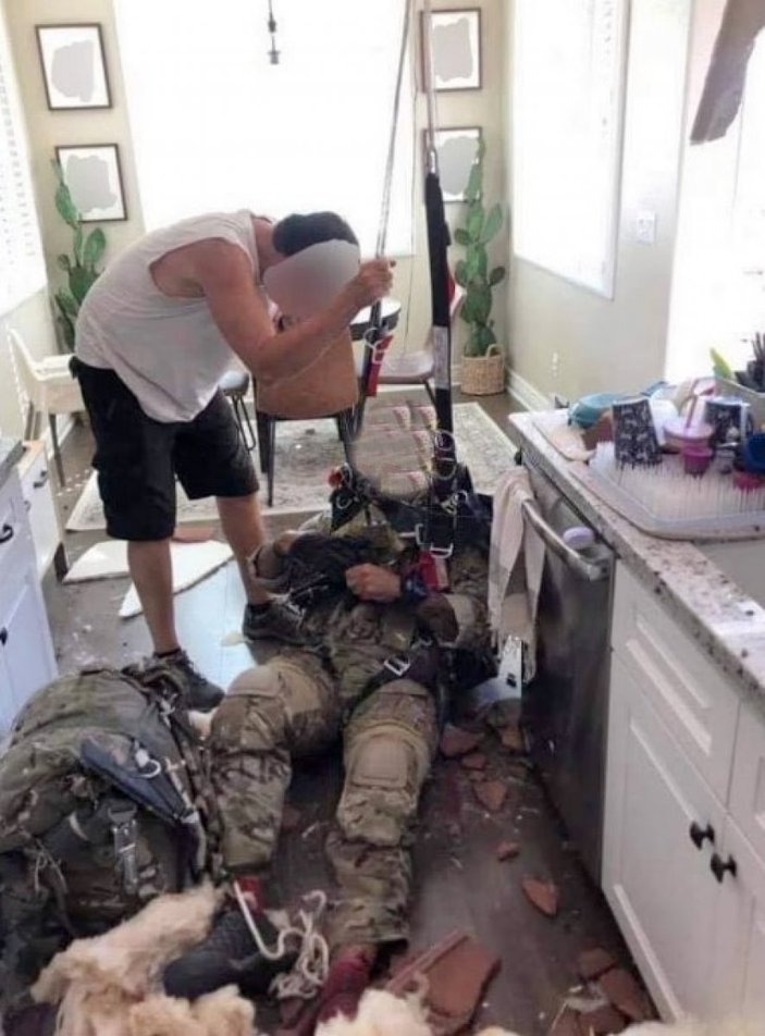 ABD'de paraşütü açılmayan asker eve girdi