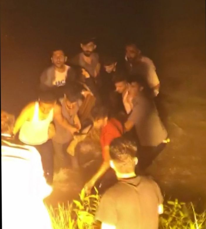 d Diyarbakır’da tarihi köprüde selfie çeken kadın, Dicle Nehri’ne düştü
