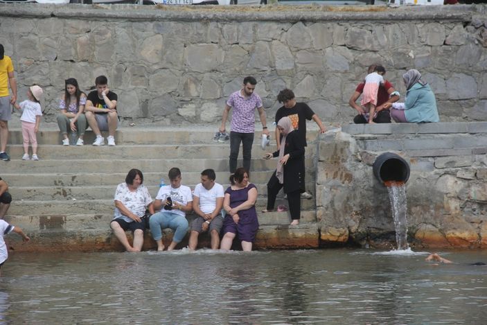 Erzincanlılar Ekşisu'da serinliyor