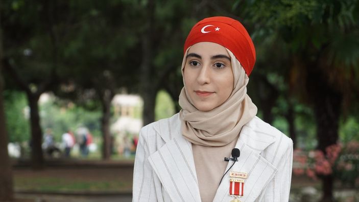 a, 15 Temmuz'da 14 yaşındaki kız, kolundan aldığı kurşunla gazi oldu