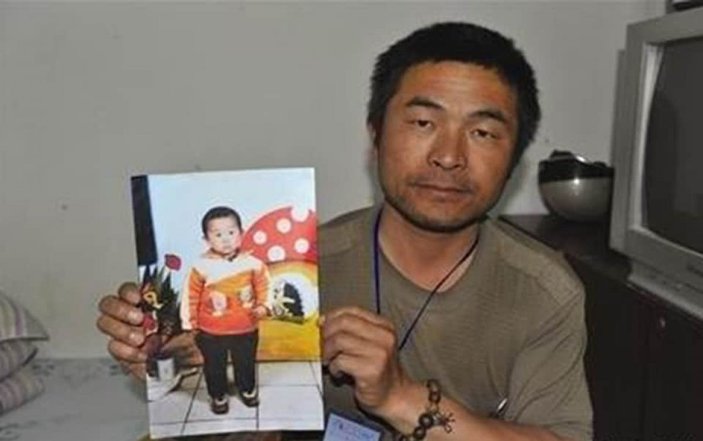 Çin'de baba, oğluna 24 yıl sonra kavuştu