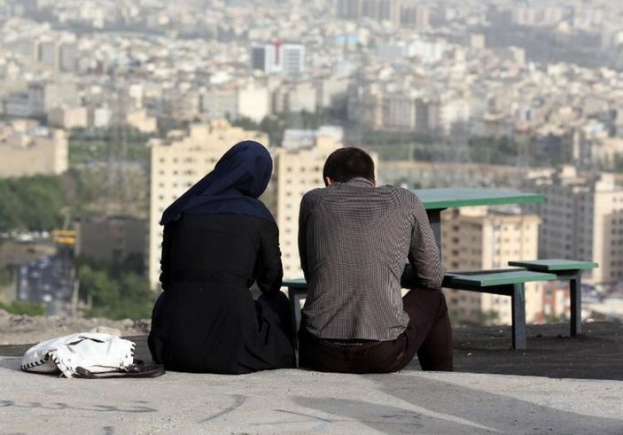 İran'da evliliği teşvik etmek için devlet onaylı flört uygulaması