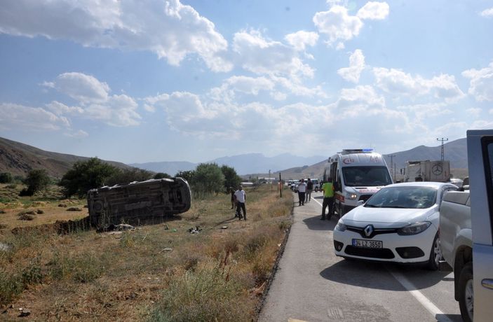 i Hakkari’de minibüs ile kamyon çarpıştı: 1 ölü