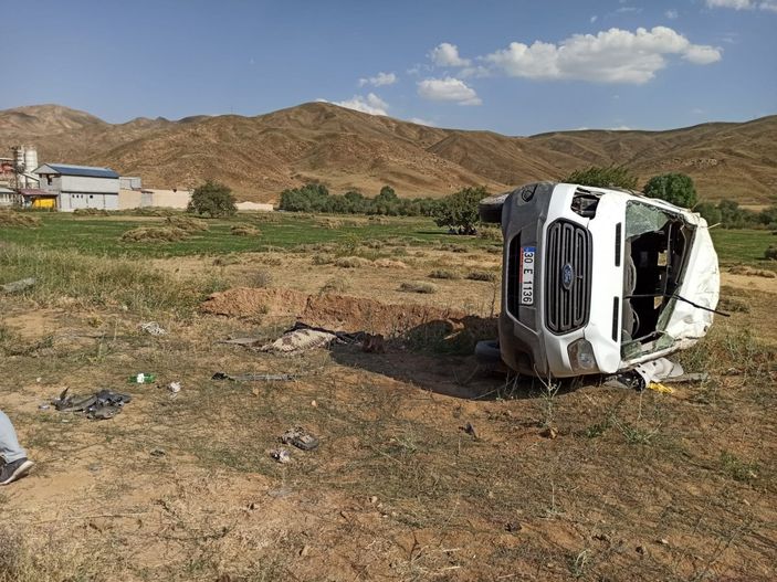 i Hakkari’de minibüs ile kamyon çarpıştı: 1 ölü