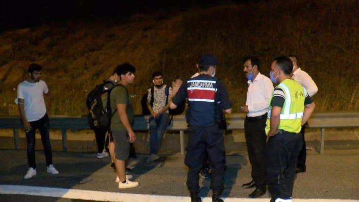 Eyüpsultan’da tıbbi atık kamyoneti yolcu otobüsüne çarptı