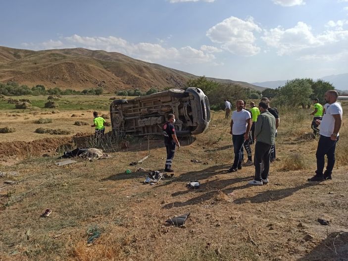i Hakkari’de minibüs ile kamyon çarpıştı: 1 ölü