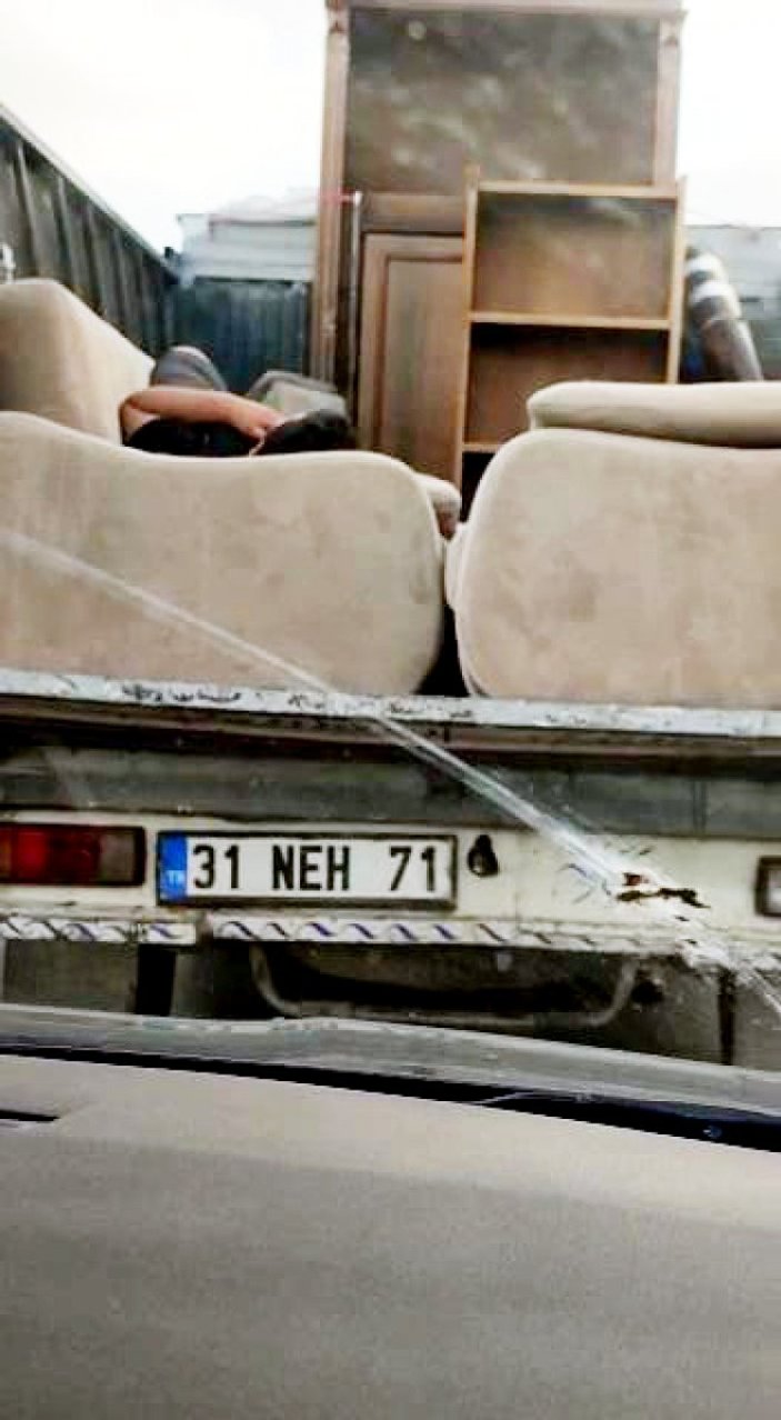 Sultangazi’de kamyonet kasasındaki kanepede tehlikeli yolculuk