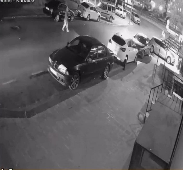 Sultangazi’de otomobilin yayaya çarptığı anlar kamerada