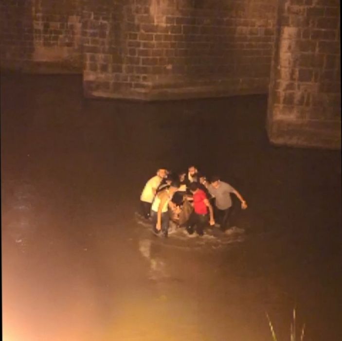 d Diyarbakır’da tarihi köprüde selfie çeken kadın, Dicle Nehri’ne düştü